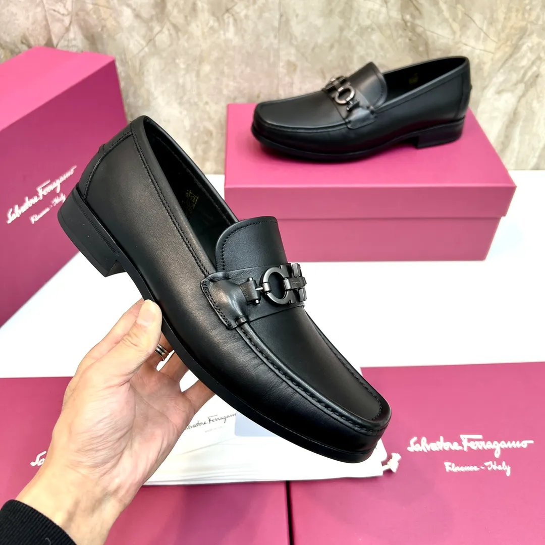 Original quality P780 Brand: Ferragamo Standard size: Men's size 39–44 (38.45 can be customized) Grade: Same style as the official website High-quality men's shoes Material: Customized first-layer calfskin with water-dyed cowhide lining Cowhide tiptoe Original non-slip and wear-resistant rubber outsole Style category: Men's formal business leather shoes are young and fashionable European and American trends British style Casual matching and comfortable feet Color: actual picture